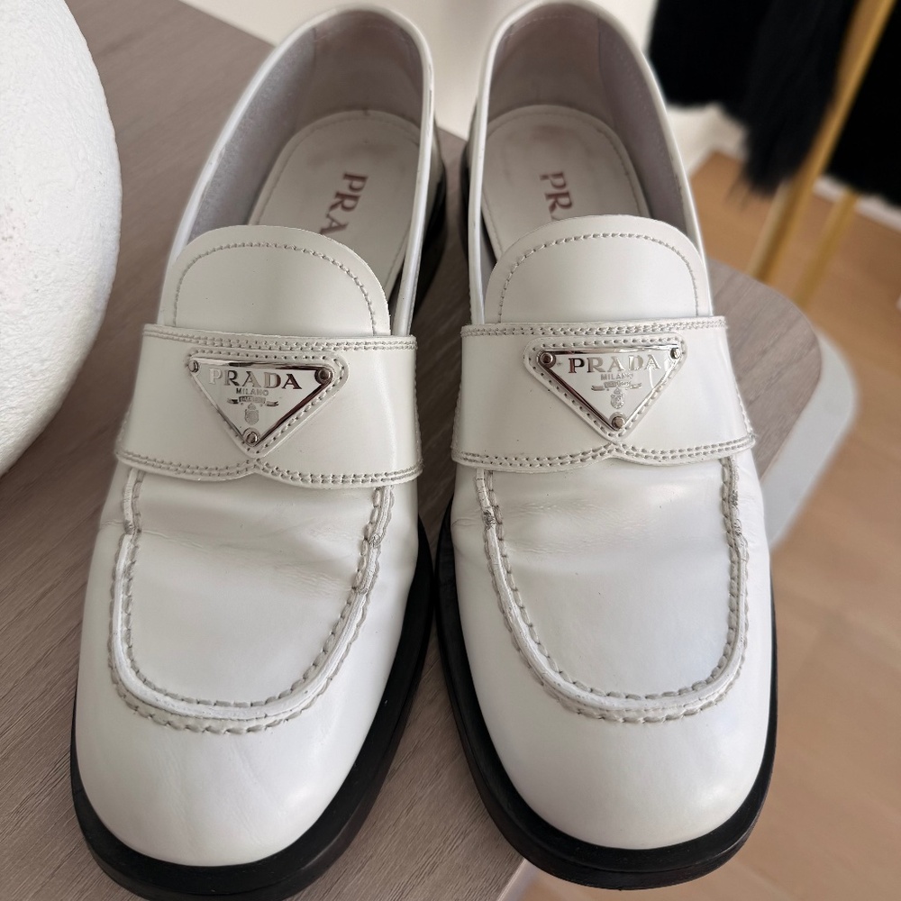 Prada White Leather Loafers - Logo plaque - Made in Italy - Size 38 - Excellent